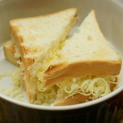 Brot und Käse eingeschichtet