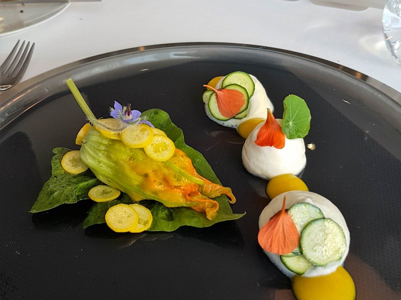Jakobsmuscheln in Zucchiniblüte, Caipirinhaschaum, Mangosauce