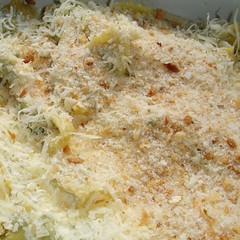 Rahm, Käse und Brösel drüber