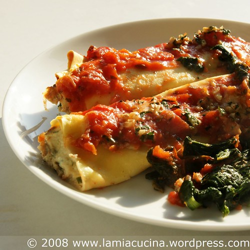 Cannelloni mit Ricotta-Baumnuss-Füllung auf dem Teller