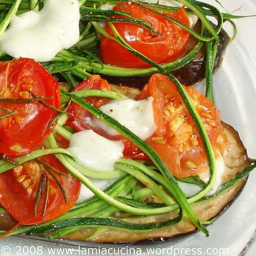 Zucchinistreifen, confierte Tomaten und Mozzarella im Gemüseschiffchen
