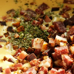 Einrühren von Wurst und Gewürz