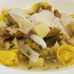 Artischockensuppe mit Zwiebelravioli