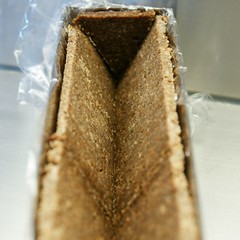 Form mit Pumpernickel auskleiden