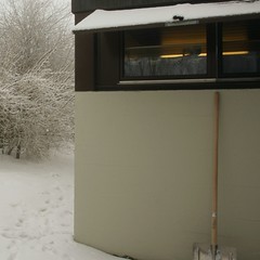 Stillleben mit Schneeschaufel