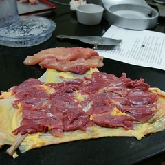 Haut eng mit Schenkelfleisch belegt
