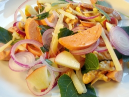 Wurst- Käsesalat mit Lindenblättern