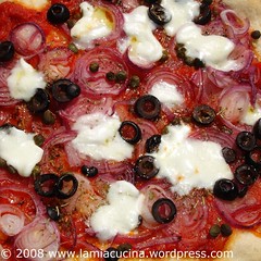 Pizza Pugliese fertig