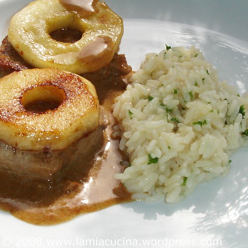 Kalbssteak an Calvadosrahmsauce mit Apfelringen und Reis