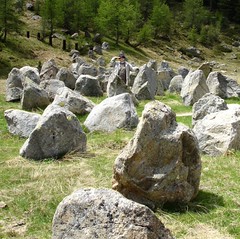 Frau L. verdutzt im Steinhagel