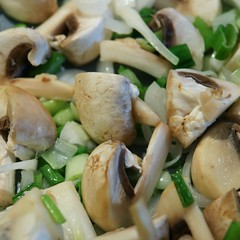 Pilze und Jungzwiebeln