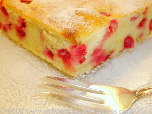 Yoghurt-red currant squares