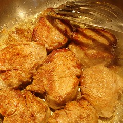 Die Steaks gebraten