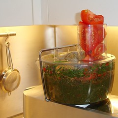 Kräuter und Tomaten im foodprocessor