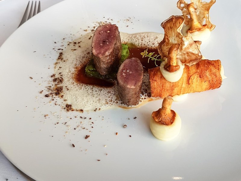 Rehrücken, Kartoffelcannoli, Pastinake