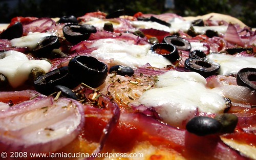 Pizza Pugliese fertig