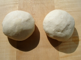 rundgewirkte Pizzateigkugeln
