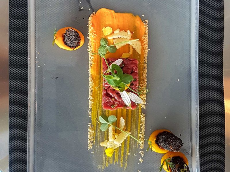 Bison-Tartar, Karottencreme, Karotten in Mohn
