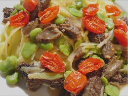 Tagliatelle con spugnole e fave