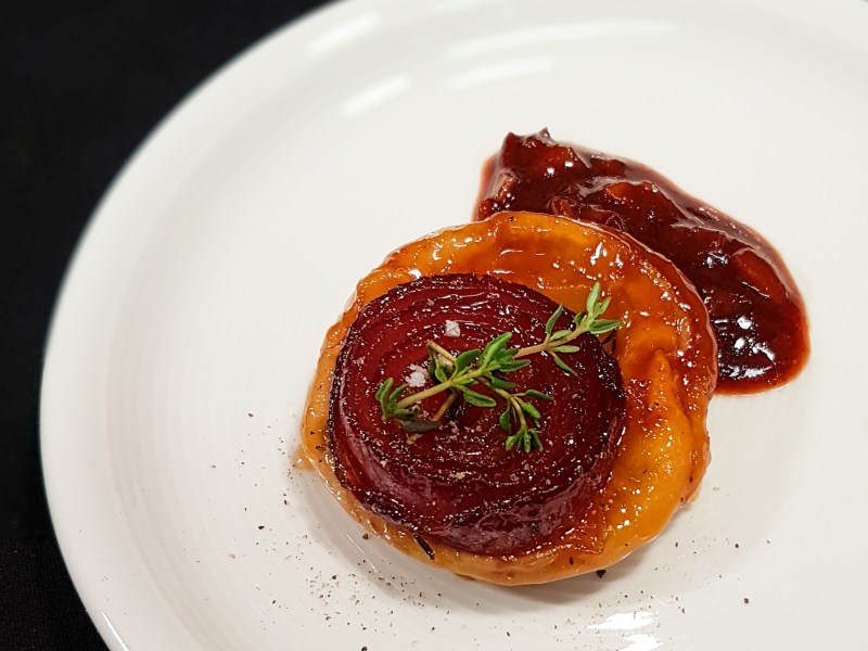 Tarte Tatin von Tropeazwiebeln