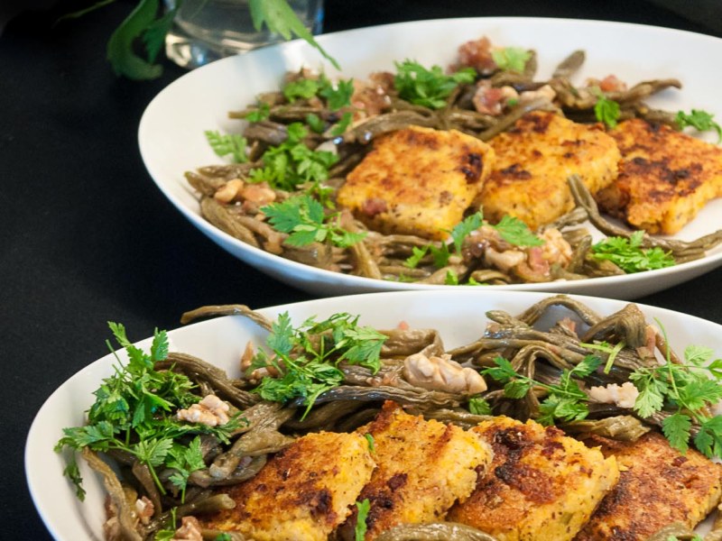 Polentakuechlein mit Doerrbohnensalat