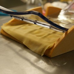 Teigdeckplatte drauf. Wippen !