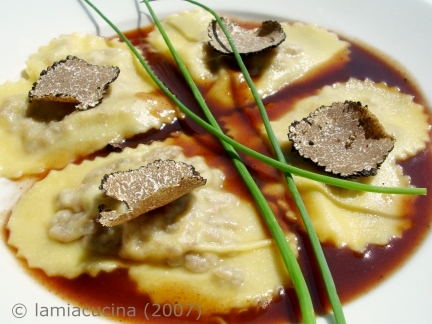 Ochsenschwanzravioli serviert