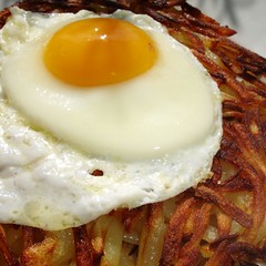 Normale Schweizer Rösti mit Spiegelei