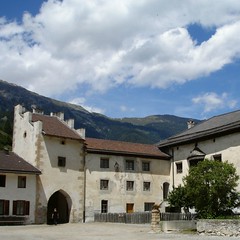 Wirtschaftshof mit Torturm 15. Jhdt.