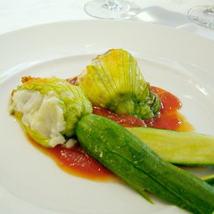 mit Ricotta gefüllte Zucchiniblüten