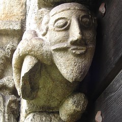 archaische Figur am Seitenportal