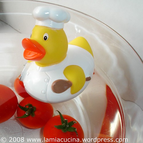 Küchenhilfe beim Tomatenwaschen